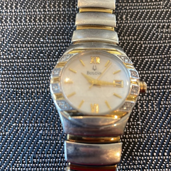 Ladies bulova watch, used - Picture 2 of 2